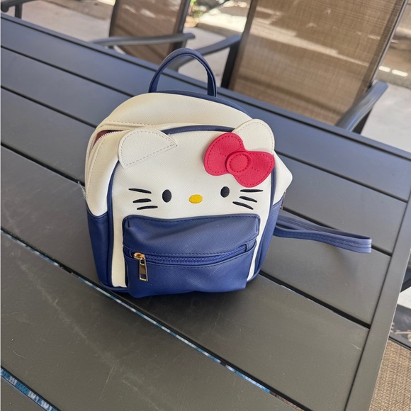 Hello Kitty Mini Backpack - Picture 4 of 4